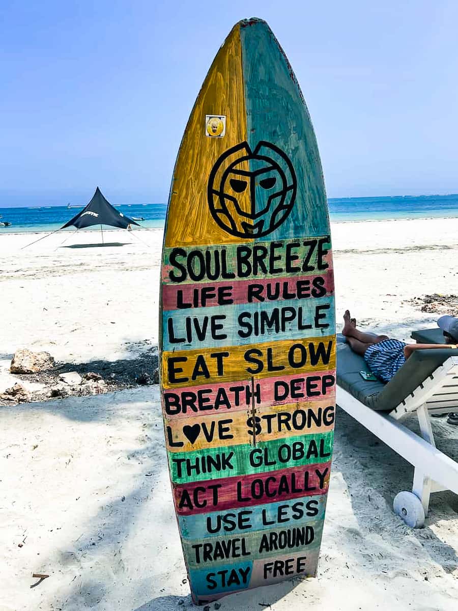 Soul Breeze surfbræt med livsregler på Diani Beach