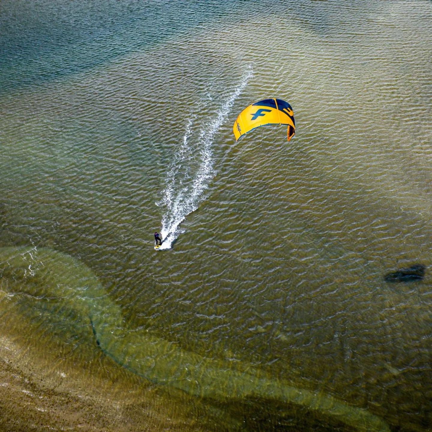 Action billede af kitesurf session
