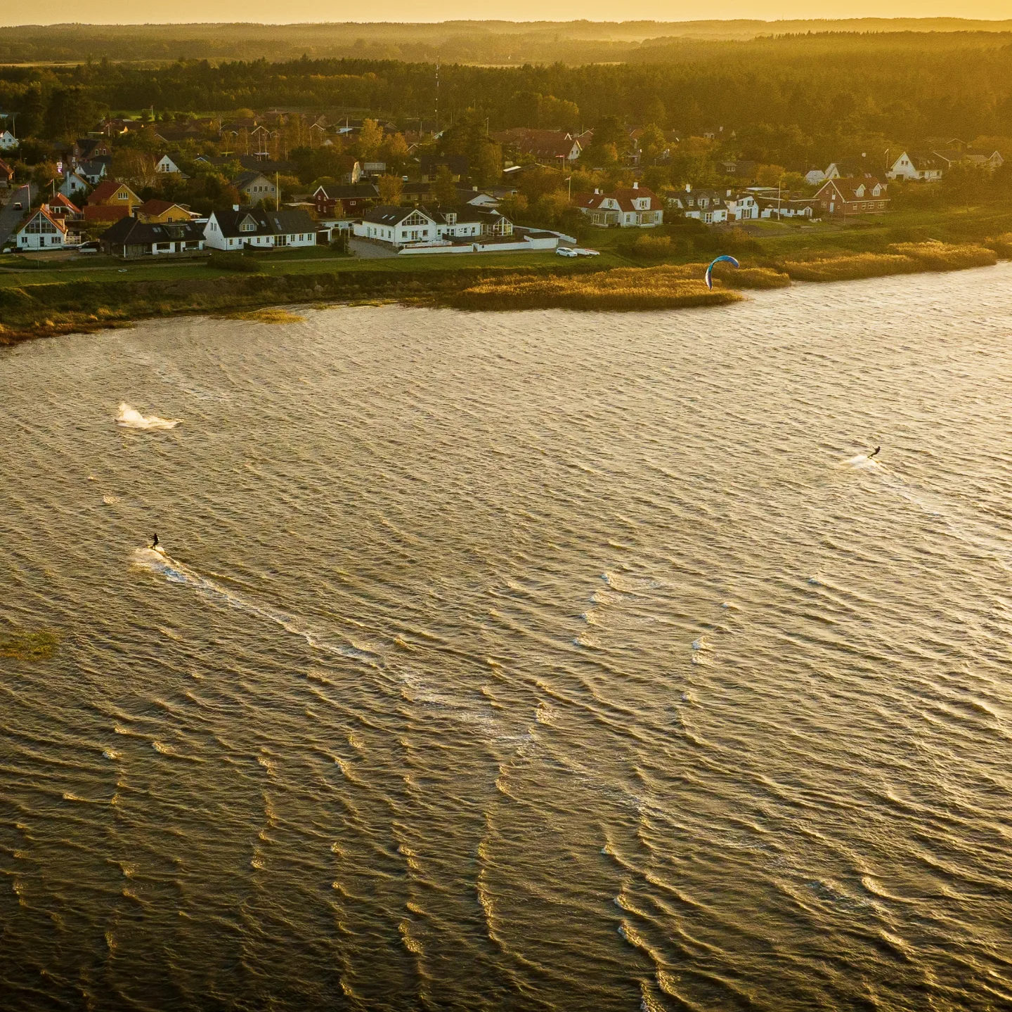 Solnedgang med kitesurfing